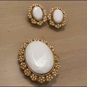 Lovely Vintage Set Brooch/ Pin & Clip Earrings